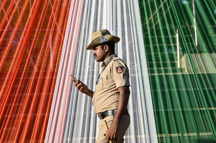 הודו בחירות שוטר מאבטח עצרת של מפלגת הקונגרס
