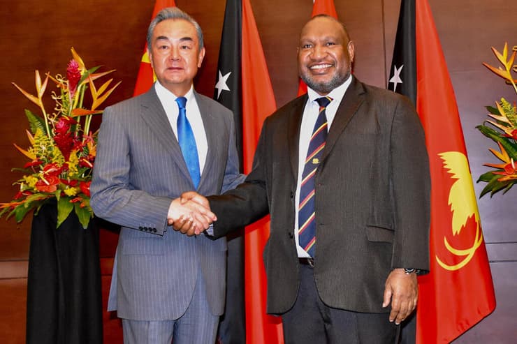 ראש ממשלת פפואה גינאה החדשה ג'יימס מראפה נפגש עם שר החוץ של סין וואנג יי