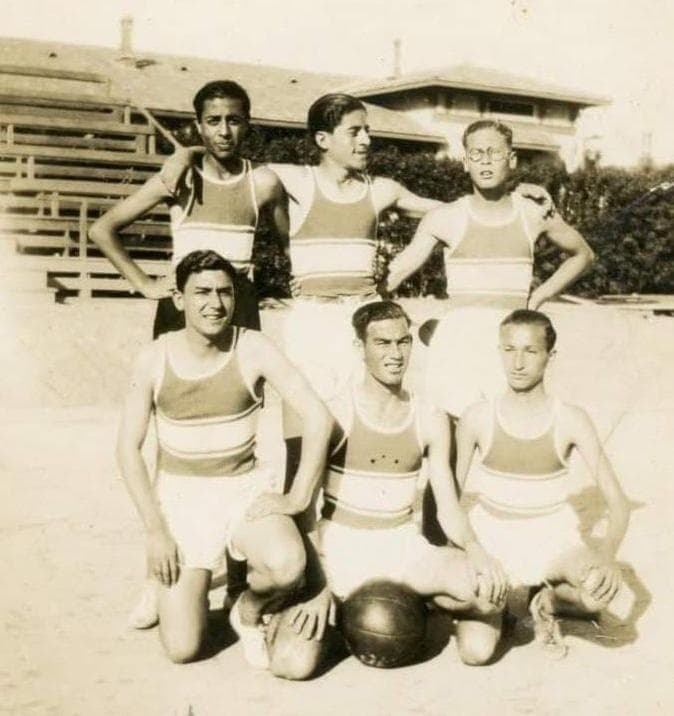 ברטהולד רובינשטיין (מצד ימין למעלה) עם חבריו לקבוצת מכבי קהיר, 1936