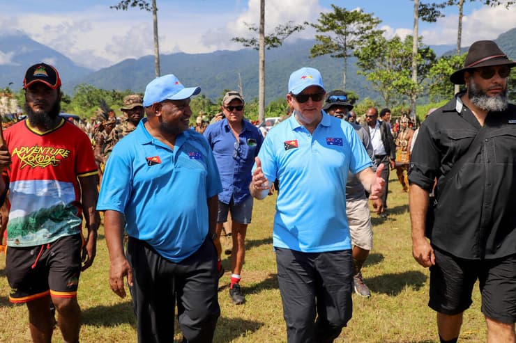 ראש ממשלת פפואה גינאה החדשה ג'יימס מראפה עם ראש ממשלת אוסטרליה אנתוני אלבנזי