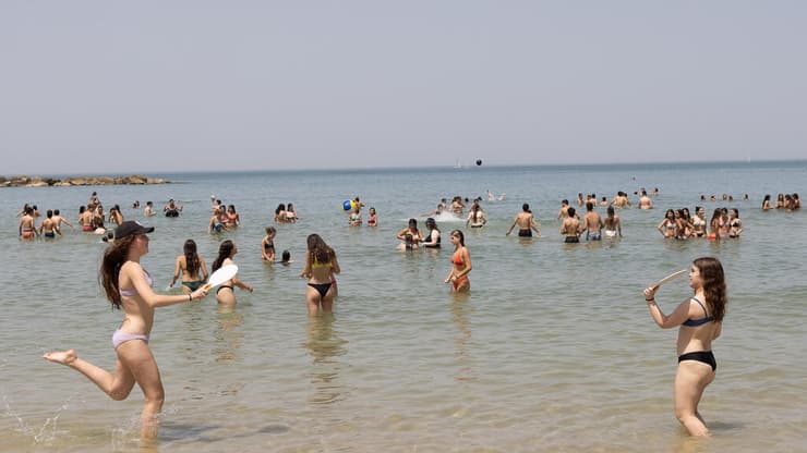 מבלים בחוף בוגרשוב בתל אביב