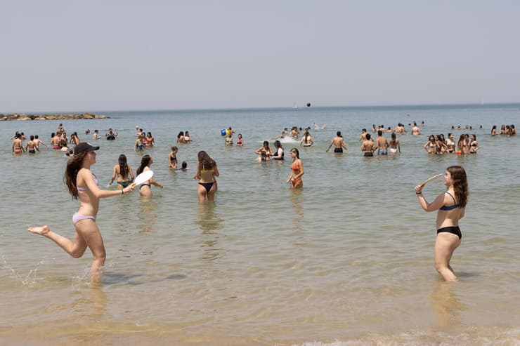 מבלים בחוף בוגרשוב בתל אביב