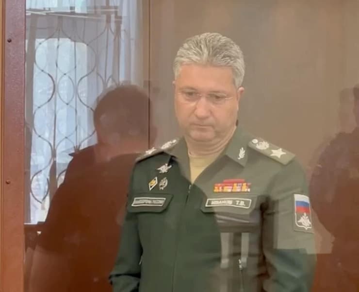 רוסיה טימור איבנוב סגן שר ההגנה נעצר חשד ל שחיתות כאן בכלוב ה נאשמים ב בית המשפט