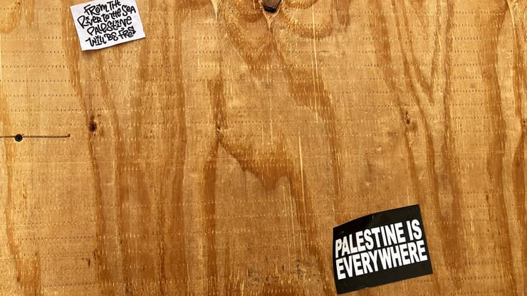 המשטרה בניו יורק בנתה חומה מעץ כדי למנוע ממפגינים פרו פלסטינים להפגין ברחבה של אוניברסיטת ניו יורק