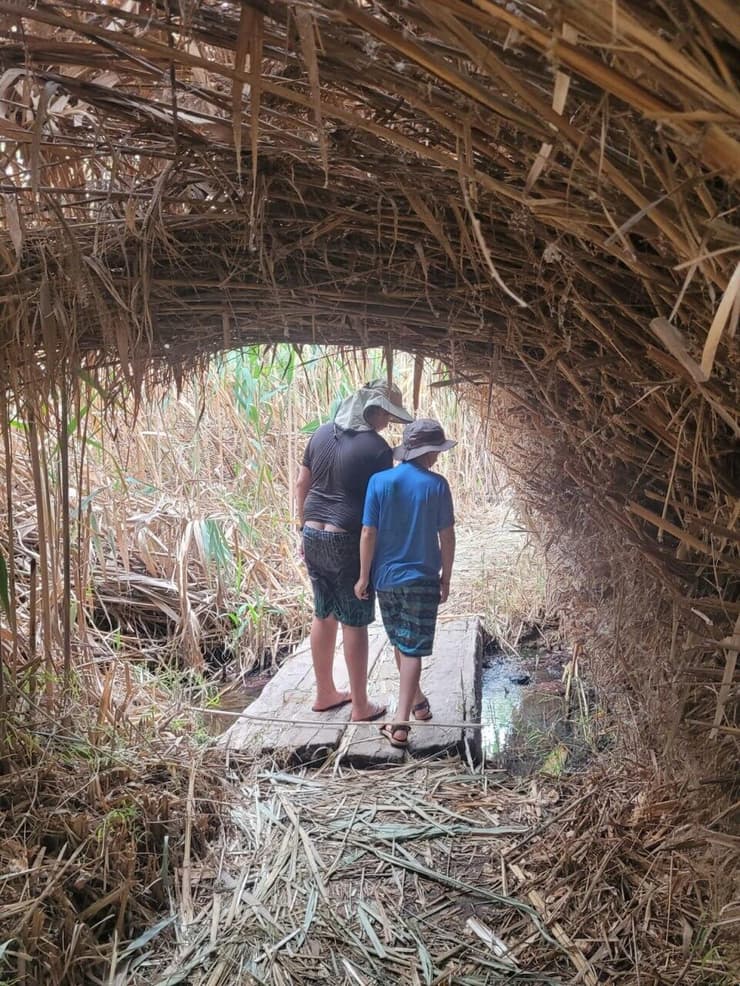 מטיילים בשמורה החבויה, שמורת הטבע עינות צוקים