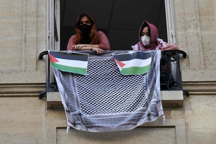 סטודנטים פרו-פלסטינים חוסמים את הכניסה למכון למדע המדינה בפריז, צרפת