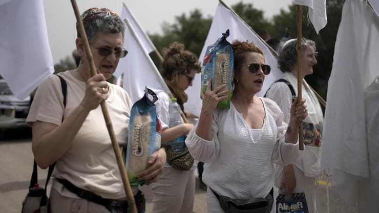 איילת ולדמן (מימין) בהפגנת "רבנים למען הפסקת אש" במחסום ארז
