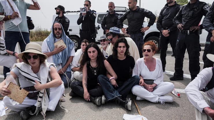 איילת ולדמן (מימין) בהפגנת "רבנים למען הפסקת אש" במחסום ארז