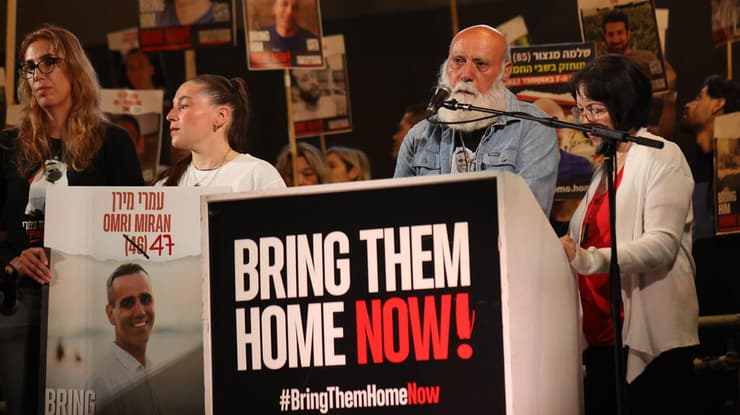אחיו של עמרי מירן: "ההפגנות מעלות את המחיר". האב דני בעצרת ביולי (צילום: ענר גרין ) דני מירן, אביו של עמרי מירן, מדבר בעצרת החטופים לאחר הסרטון של בנו מהשבי