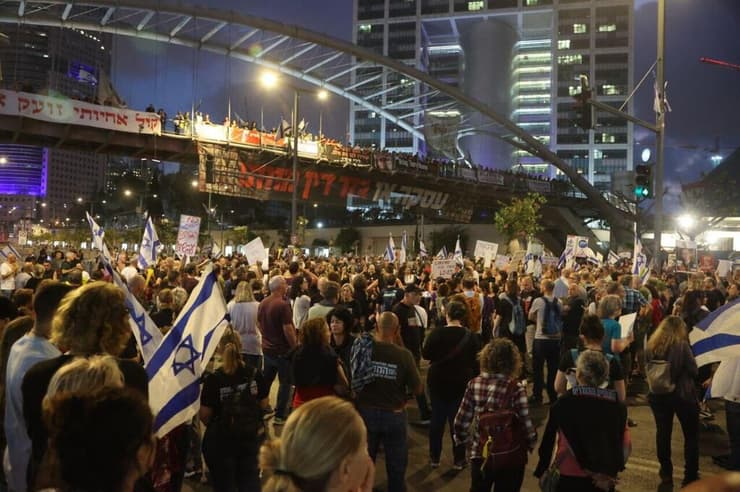 משפחות חטופים מפגינות בשער בגין בתל אביב