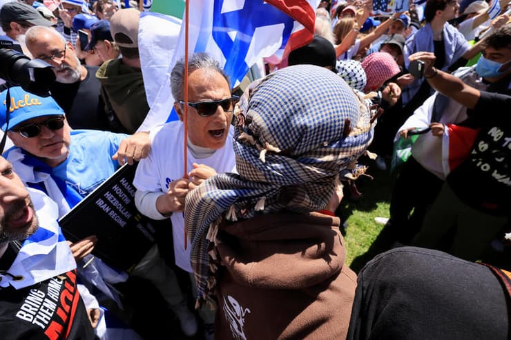 עימותים באוניברסיטת UCLA בלוס אנג'לס בין מפגינים פרו פלסטינים למפגינים פרו ישראלים
