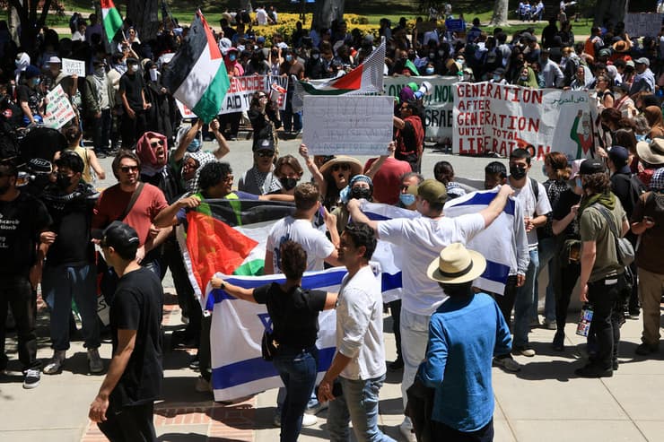עימותים באוניברסיטת UCLA בלוס אנג'לס בין מפגינים פרו פלסטינים למפגינים פרו ישראלים