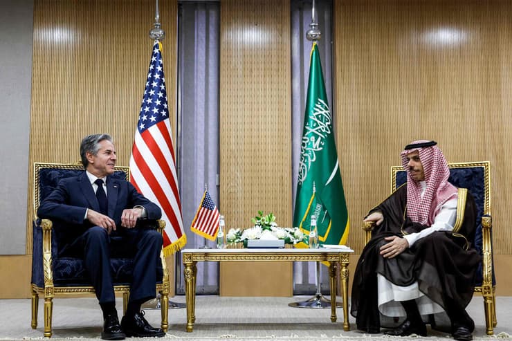 אנתוני בלינקן מזכיר המדינה של ארה"ב פגישה עם פייסל בן פרחאן שר החוץ של סעודיה