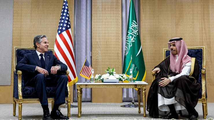 אנתוני בלינקן מזכיר המדינה של ארה"ב פגישה עם פייסל בן פרחאן שר החוץ של סעודיה