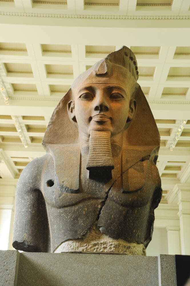 פסלו של רעמסס השני במוזיאון הבריטי, שהיווה את ההשראה לסונטה "אוזימנדיאס"
