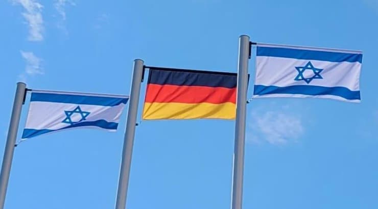 דגלי ישראל וגרמניה מונפים יחד