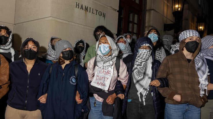 מפגינים פרו פלסטינים באוניברסיטת קולומביה (צילום: Alex Kent / GETTY IMAGES NORTH AMERICA / AFP) מפגינים פרו פלסטינים באוניברסיטת קולומביה