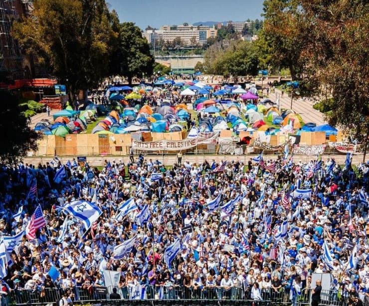 שתי הפגנות, בעד ונגד ישראל אחת מול השנייה באוניברסיטת UCLA בלוס אנג'לס, קליפורניה 