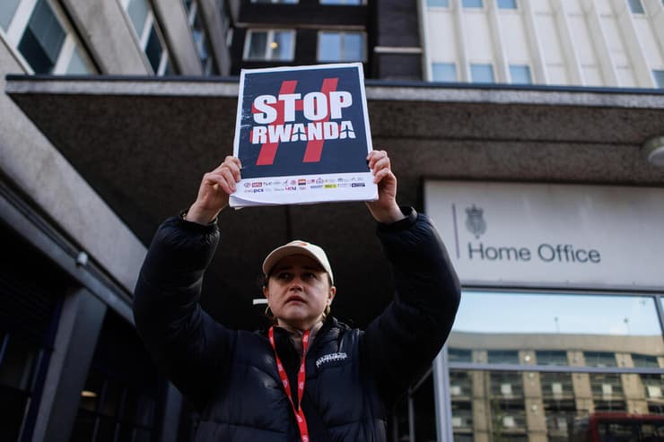 בריטניה תוכנית רואנדה מפגינים נגד גירוש מהגרים