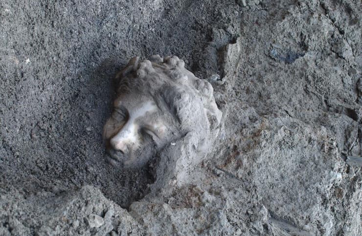 פסל של אל היין דיוניסוס, שהתגלה באתר הווילה שזוהתה באופן כמעט ודאי כזו שבה מת אוגוסטוס קיסר