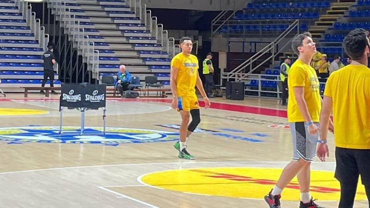 אוהדי מכבי ת"א מסתתרים מפני הגשם