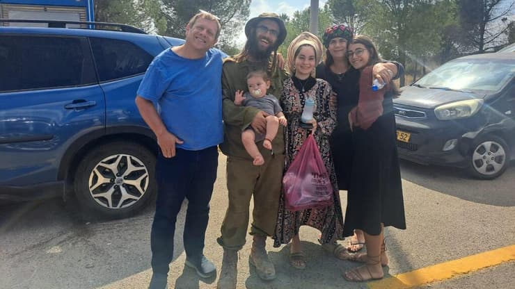 חגי לובר (משמאל) עם יהונתן ז"ל ובני משפחתו משפחתו של יהונתן לובר ז"ל