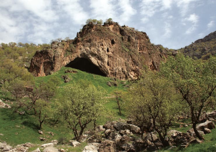 הכניסה למערת שנידאר שבהרי זגרוס, בכורדיסטן העיראקית