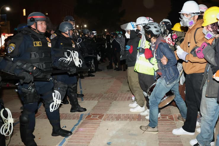 אוניברסיטת קליפורניה לוס אנג'לס פינוי מפגינים פרו פלסטינים מאהל מחאה שוטרים
