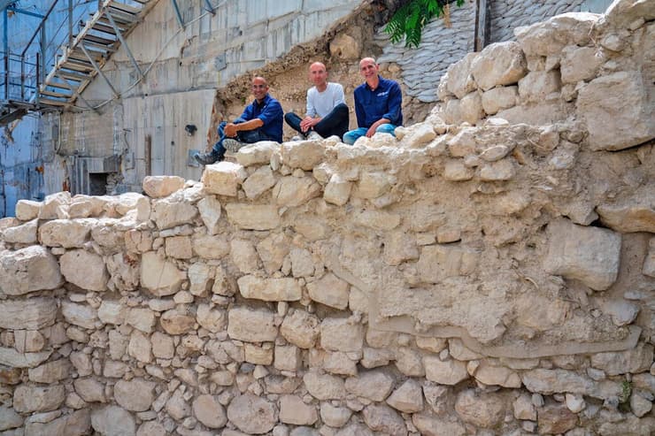 חומת העיר ירושלים כפי שהתגלתה בחפירות רשות העתיקות בעיר דוד, והחוקרים ד"ר ג'ו עוזיאל, ד"ר פיליפ ווקסבוביץ ואורטל כלף