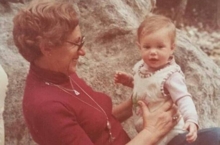 סבתא עדה רוזנשטראוך עם הנכדה סיון רהב מאיר