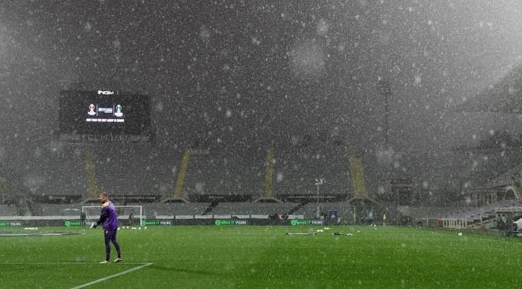 גשם סוער באצטדיון ארטמיו פרנקי