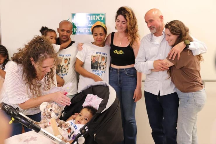 משפחת זימל במפגש עם משפחתה של התינוקת ליאל בשניידר