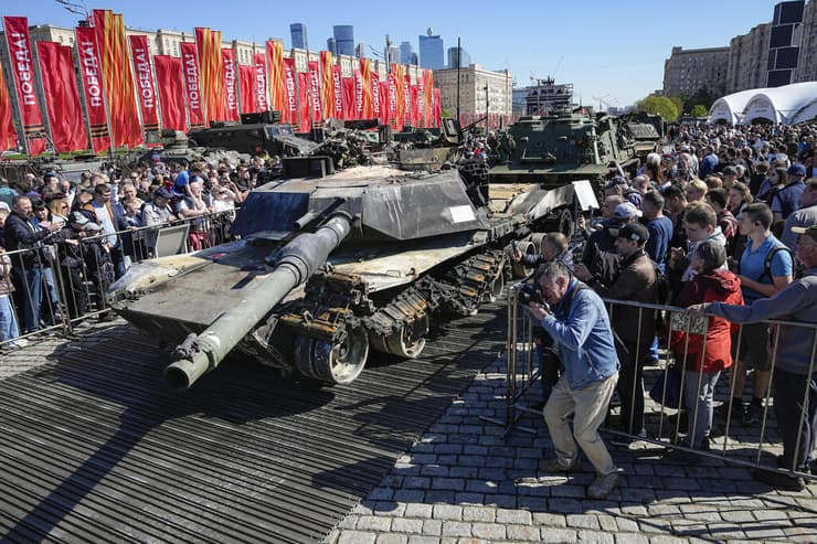 רוסיה תצוגת נשק טנק תוצרת ארה"ב שנתפס ב אוקראינה