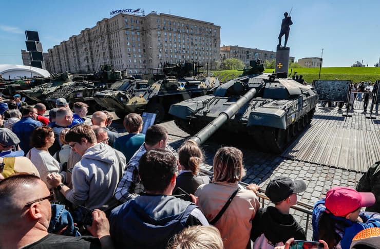 רוסיה תצוגת נשק מערבי שנתפס ב אוקראינה