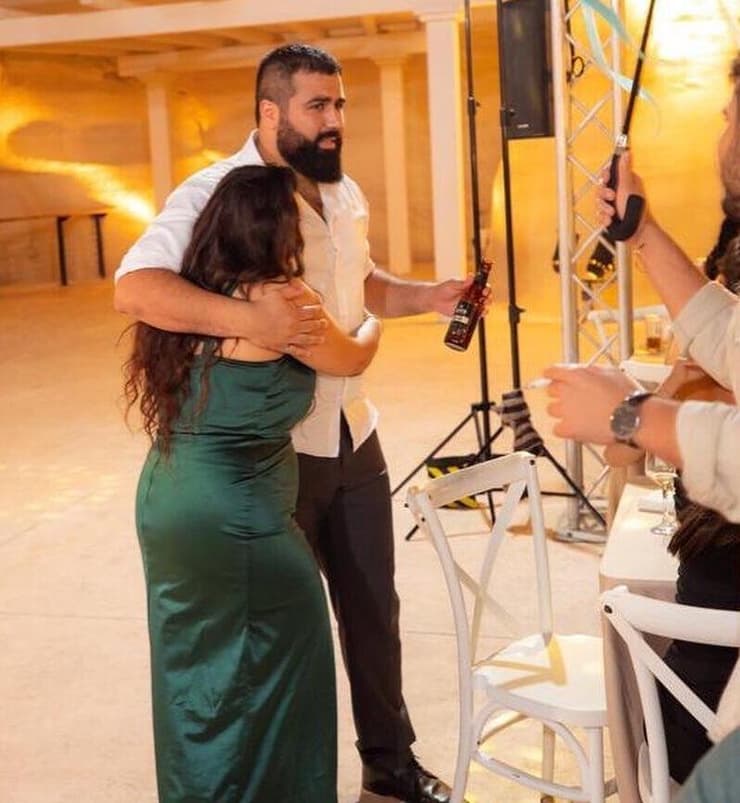 אופיר שיפרין מחבקת את אמיר נעים בחתונה של אמיר