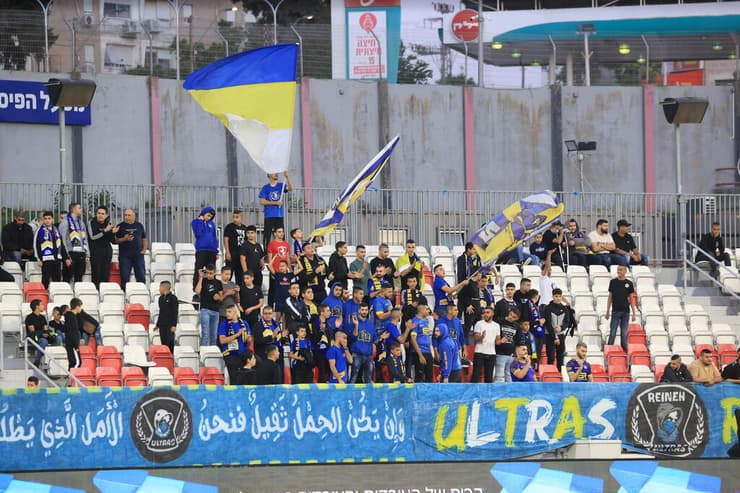 לא מעט קבוצות מושכות מספר זניח של קהל. אוהדי בני ריינה (צילום: אלעד גרשגורן) אוהדי בני ריינה