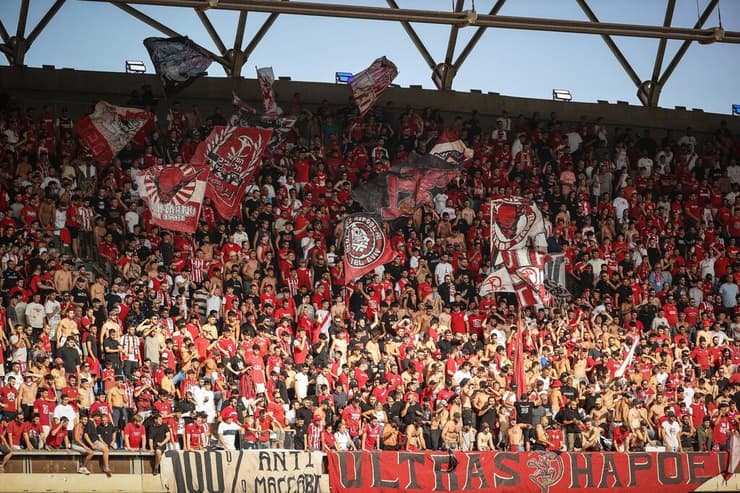 מבחן גדול גם עבור האוהדים (צילום: עוז מועלם) אוהדי הפועל ת"א