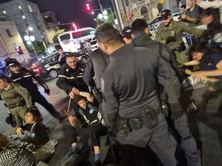 המשטרה עוצרת מפגינים בכיכר פריז בירושלים