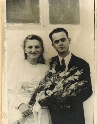 יוסף אנגל ואשתו בלה בחתונתם, שנערכה בתל אביב בהפוגה קלה ממלחמת העצמאות