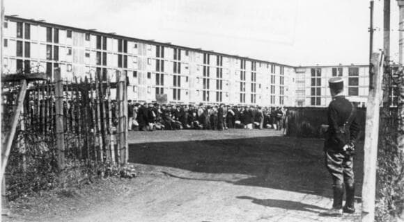 נעצרו בנפרד, נפגשו כנראה שוב במחנה המעצר, ונסעו יחד אל מותם בתאי הגזים. מחנה המעצר דרנסי, בפרברי פריז ב-1941 