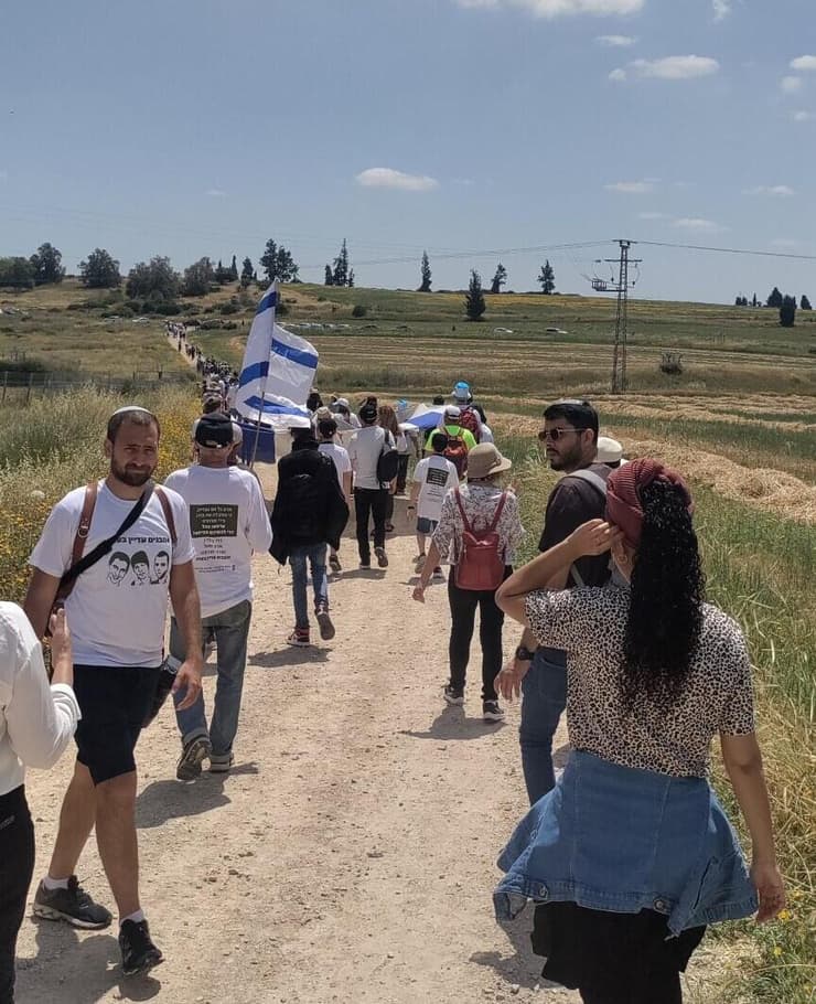 סיור במסגרת מיזם "בשביל הנופלים" (צילום באדיבות "בשביל הנופלים") סיור במסגרת מיזם "בשביל הנופלים"