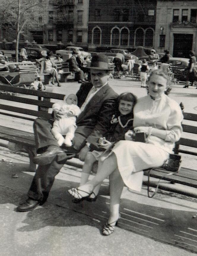יוסף אנגל ומשפחתו הצעירה בניו יורק
