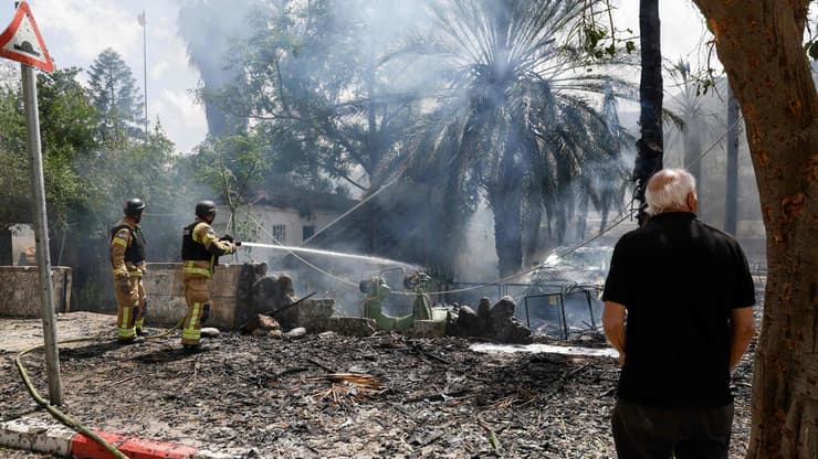 אחת מעשרות זירות הנפילה בקריית שמונה, אתמול (צילום: Jalaa MAREY / AFP) קריית שמונה