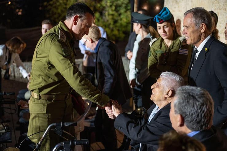 הרמטכ"ל עם שורד השואה אריה איתני