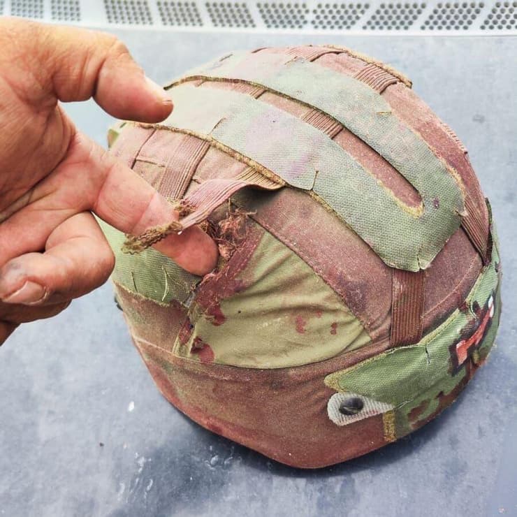 דניס קניאזויק - הקסדה שלו עם החור של הכדור שפגעה לו בראש