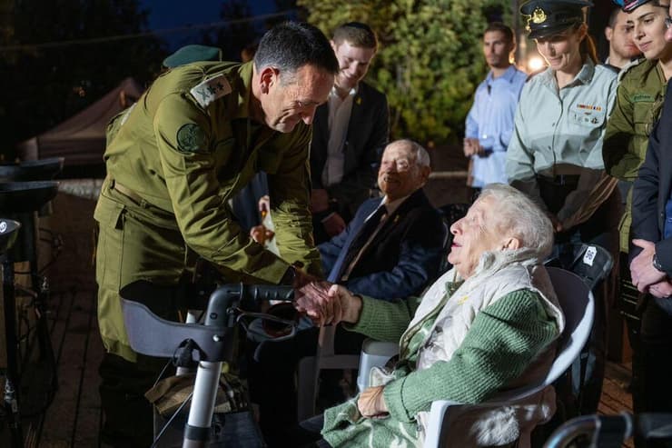 הרמטכ"ל עם שורדת השואה ראיסה ברודסקי