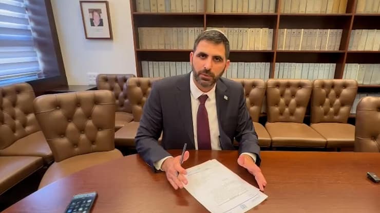 שר התקשורת שלמה קרעי חתם על הצווים נגד אלג'זירה מיד עם אישור הממשלה פה אחד
