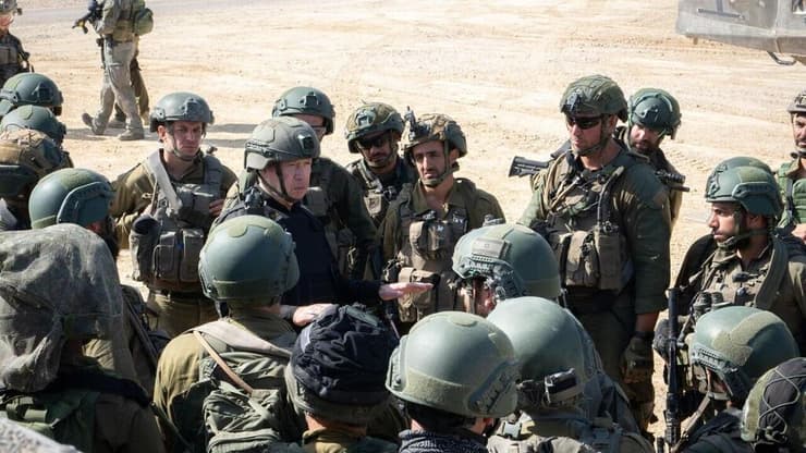 גלנט הודה ללוחמים: "אנחנו נשענים עליכם" (צילום: אריאל חרמוני, משרד הביטחון) יואב גלנט עם לוחמי אוגדה 99 בפעולות במרכז רצועת עזה