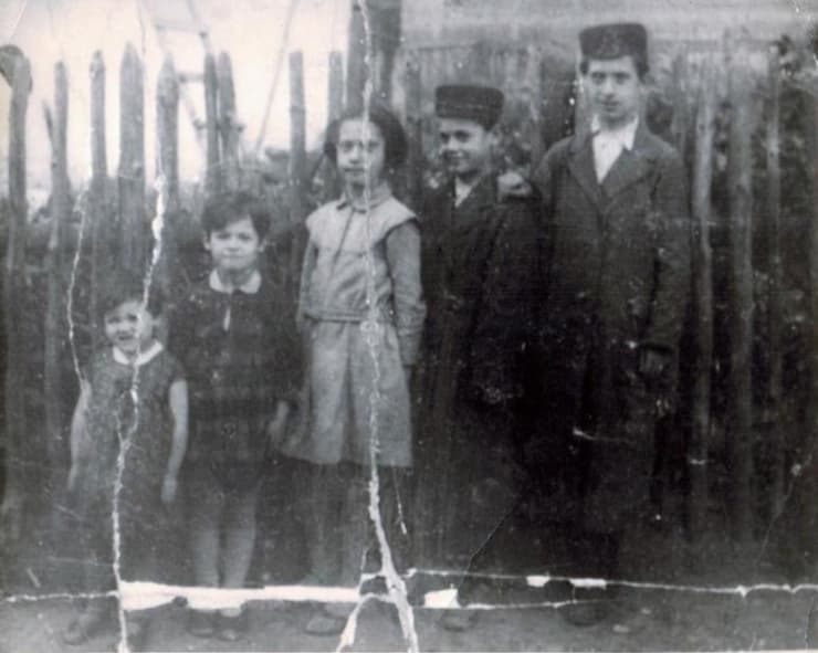 תמונה מהילדות בפולין. יוסף אנגל (שני מימין) לצד אחיו הגדול ושלוש אחיותיו הצעירות