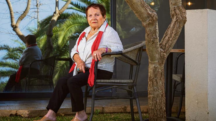 איקו שמחאי בבית אליו פונתה במושב רמות. "זאת מלחמה בלי דד־ליין, אף אחד לא יכול להגיד לנו מתי נחזור הביתה" (צילום: אביגיל עוזי) yk13866080